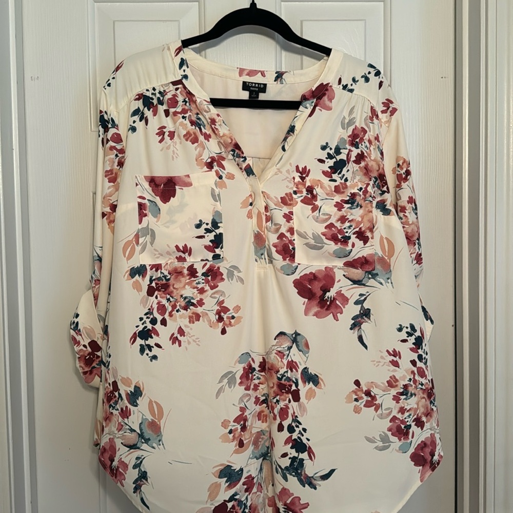 SOLD - Torrid Cream Floral Print Blouse 🌸